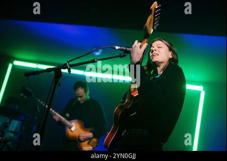 Newcastle, Großbritannien. November 2024. Porridge Radio Peform im Grove. Foto: Thomas Jackson/Alamy Live News Stockfoto