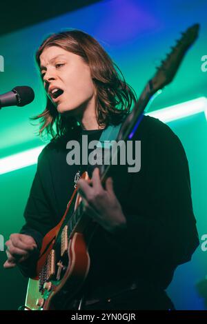 Newcastle, Großbritannien. November 2024. Porridge Radio Peform im Grove. Foto: Thomas Jackson/Alamy Live News Stockfoto