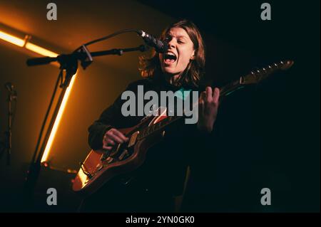 Newcastle, Großbritannien. November 2024. Porridge Radio Peform im Grove. Foto: Thomas Jackson/Alamy Live News Stockfoto