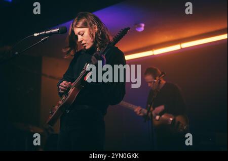 Newcastle, Großbritannien. November 2024. Porridge Radio Peform im Grove. Foto: Thomas Jackson/Alamy Live News Stockfoto