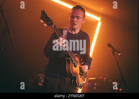 Newcastle, Großbritannien. November 2024. Porridge Radio Peform im Grove. Foto: Thomas Jackson/Alamy Live News Stockfoto