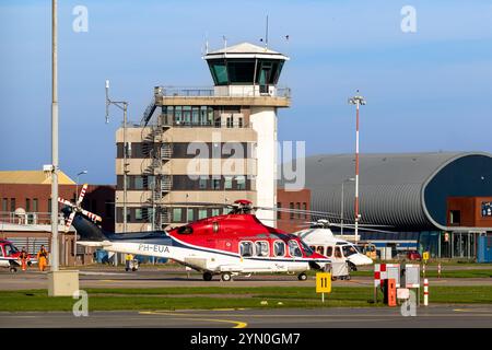 Leonardo AW139 Hubschrauber parkten am Flughafen den Helder, Niederlande Offshore Aviation Mainport. Den Helder, Niederlande - 5. November 2024 Stockfoto