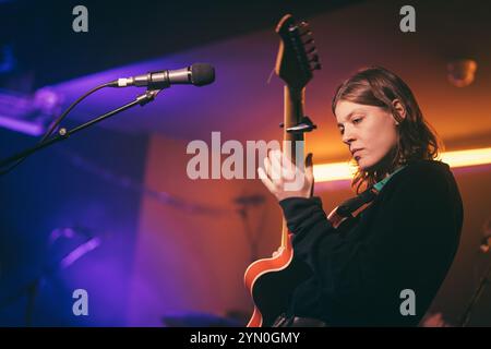 Newcastle, Großbritannien. November 2024. Porridge Radio Peform im Grove. Foto: Thomas Jackson/Alamy Live News Stockfoto