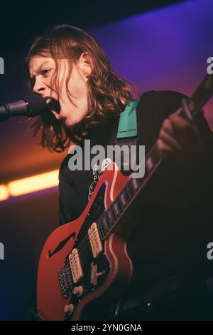 Newcastle, Großbritannien. November 2024. Porridge Radio Peform im Grove. Foto: Thomas Jackson/Alamy Live News Stockfoto