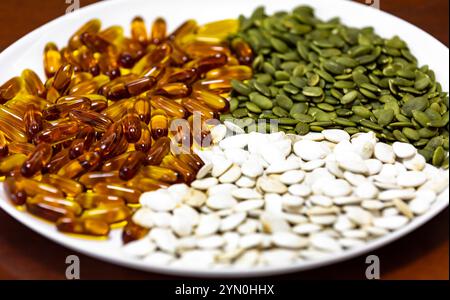 Kürbiskerne in verschiedenen Versionen, Saatöl reich an Nährstoffen für Prostata Behandlung, Männer Gesundheit, Magnesium, Herz-Kreislauf. Stockfoto