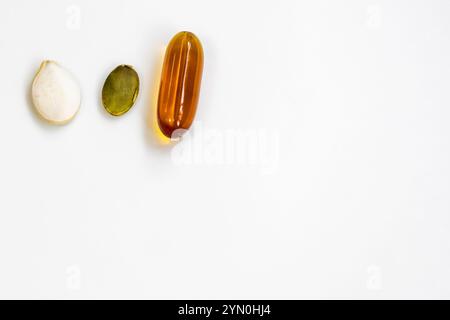 Kürbiskerne in verschiedenen Versionen, Saatöl reich an Nährstoffen für Prostata Behandlung, Männer Gesundheit, Magnesium, Herz-Kreislauf. Stockfoto