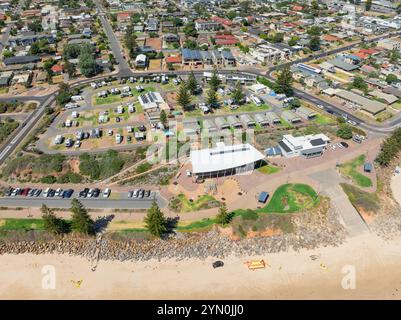 Aus der Vogelperspektive auf einen Caravan Park an der Küste und die umliegende Stadt am Christies Beach in Adelaide, South Australia Stockfoto
