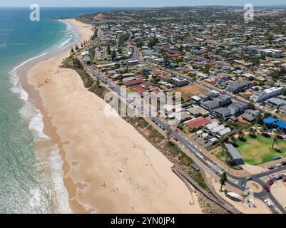 Aus der Vogelperspektive auf eine Küstenstadt und eine Uferpromenade über einem breiten Sandstrand am Christies Beach in Adelaide, South Australia Stockfoto