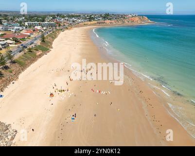 Aus der Vogelperspektive auf einen breiten Sandstrand unterhalb einer Küstenstadt am Christies Beach in Adelaide, South Australia Stockfoto