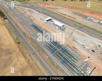 Luftaufnahme von Zugwagen, die an einem Transportdepot im Calder Park außerhalb von Melbourne in Victoria, Australien, aufgereiht waren Stockfoto