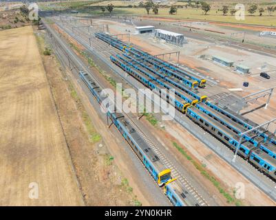 Luftaufnahme von Zugwagen, die an einem Transportdepot im Calder Park außerhalb von Melbourne in Victoria, Australien, aufgereiht waren Stockfoto