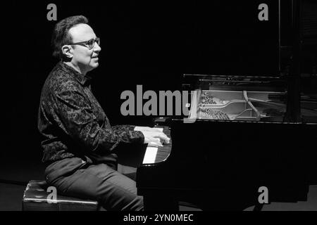 Madrid, Spanien. November 2024. Michel Camilo und Tomatito treten während des JAZZMADRID-Konzerts im Conde Duque in Madrid auf 23. November 2024 Spanien Credit: SIPA USA/Alamy Live News Stockfoto