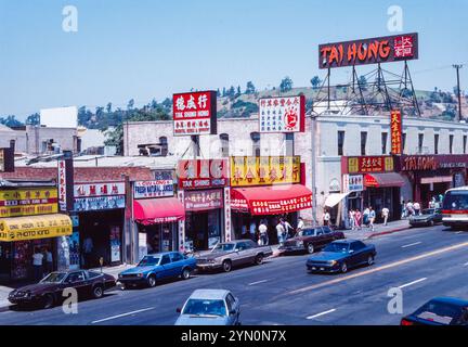 Blick auf den North Broadway in Chinatown, Downtown Los Angeles, im Dezember 1988. Auf der rechten Seite befindet sich das Tai Hong Restaurant, das inzwischen aufgehört hat. Dieser Ort von Tak Shing Hong, einem berühmten chinesischen Kräuterhändler und Lebensmittelgeschäft, wurde Anfang der 2000er Jahre geschlossen Stockfoto