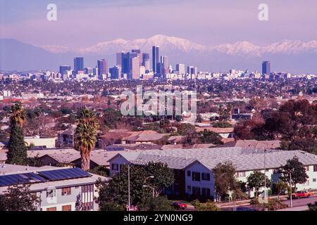 Ein Blick auf die Skyline von Los Angeles von Baldwin Hills im Dezember 1988, wenn sich die Dämmerung nähert. Die schneebedeckten San Gabriel Mountains, einschließlich Mt. Baldy, der höchste Gipfel, bietet eine Kulisse. Der 73-stöckige U.S. Bank Tower, der 1989 fertiggestellt wurde, befindet sich links neben dem 62-stöckigen ersten Interstate Tower, der das höchste Gebäude in L.A. seit seiner Fertigstellung im Jahr 1973 war. Stockfoto