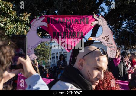 Rom, Italien. November 2024. Demonstration in Rom gegen patriarchale Gewalt gegen Frauen, organisiert vom Verein Non Una Di Meno anlässlich des Internationalen Tages zur Beseitigung der Gewalt gegen Frauen (Foto: © Matteo Nardone/Pacific Press via ZUMA Press Wire) NUR REDAKTIONELLE VERWENDUNG! Nicht für kommerzielle ZWECKE! Stockfoto