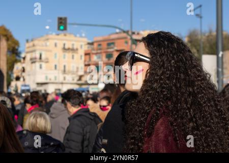 Rom, Italien. November 2024. Demonstration in Rom gegen patriarchale Gewalt gegen Frauen, organisiert vom Verein Non Una Di Meno anlässlich des Internationalen Tages zur Beseitigung der Gewalt gegen Frauen (Foto: Matteo Nardone/Pacific Press/SIPA USA) Credit: SIPA USA/Alamy Live News Stockfoto