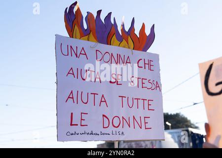 Rom, Italien. November 2024. Demonstration in Rom gegen patriarchale Gewalt gegen Frauen, organisiert vom Verein Non Una Di Meno anlässlich des Internationalen Tages zur Beseitigung der Gewalt gegen Frauen (Foto: Matteo Nardone/Pacific Press/SIPA USA) Credit: SIPA USA/Alamy Live News Stockfoto