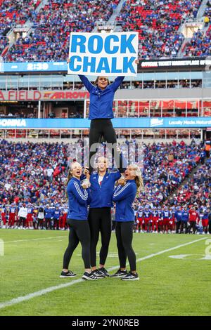 Kansas City, MO, USA. November 2024. Die Cheerleader der Kansas Jayhawks treten während eines Spiels gegen die Colorado Buffaloes im GEHA Field im Arrowhead Stadium in Kansas City, MO, auf. David Smith/CSM/Alamy Live News Stockfoto