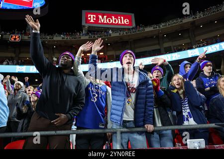 Kansas City, MO, USA. November 2024. Fans von Kansas Jayhawks reagieren auf die Action während eines Spiels gegen die Colorado Buffaloes im GEHA Field im Arrowhead Stadium in Kansas City, MO. David Smith/CSM/Alamy Live News Stockfoto