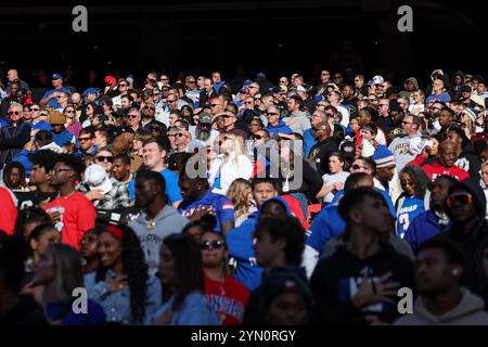 Kansas City, MO, USA. November 2024. Die Fans stehen für die Nationalhymne vor einem Spiel zwischen den Kansas Jayhawks und Colorado Buffaloes im GEHA Field im Arrowhead Stadium in Kansas City, MO. David Smith/CSM/Alamy Live News Stockfoto