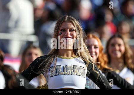 Kansas City, MO, USA. November 2024. Ein Colorado Buffaloes Cheerleader vor einem Spiel gegen die Kansas Jayhawks im GEHA Field im Arrowhead Stadium in Kansas City, MO. David Smith/CSM/Alamy Live News Stockfoto