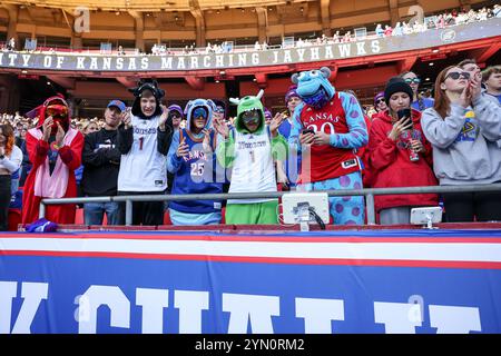 Kansas City, MO, USA. November 2024. Fans der Kansas Jayhawks vor einem Spiel gegen die Colorado Buffaloes im GEHA Field im Arrowhead Stadium in Kansas City, MO. David Smith/CSM/Alamy Live News Stockfoto