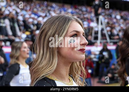 Kansas City, MO, USA. November 2024. Ein Cheerleader der Colorado Buffaloes während eines Spiels gegen die Kansas Jayhawks im GEHA Field im Arrowhead Stadium in Kansas City, MO. David Smith/CSM/Alamy Live News Stockfoto