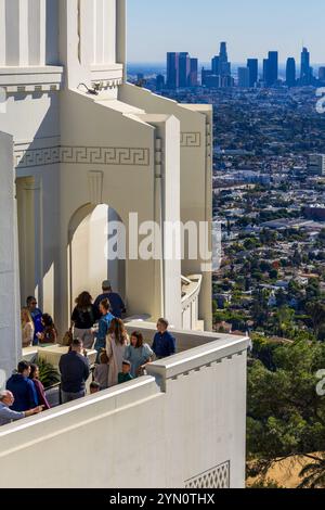 Los Angeles, Kalifornien - 16. November 2024: Von der Terrasse des Griffith Observatoriums genießen die Menschen einen wunderschönen Blick auf Los Angeles Stockfoto