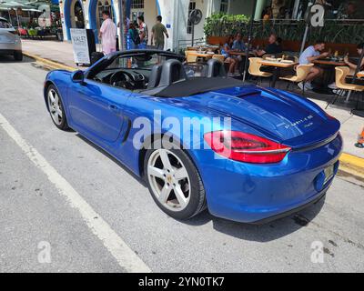 Miami Beach, Florida USA - 8. Juni 2024: 2018 Porsche 718 Boxter blau am miami Beach. Luxusauto Porshche am Ocean Drive Miami Beach. Seitenansicht Stockfoto