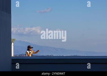 Los Angeles, Kalifornien - 16. November 2024: Von der Terrasse des Griffith Observatoriums genießen die Menschen einen wunderschönen Blick auf Los Angeles Stockfoto