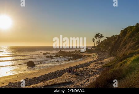 Wunderschöner Sonnenuntergang über dem Meer vom El Pescador State Beach in Südkalifornien aus gesehen Stockfoto