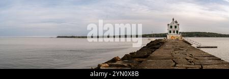 Ein langer Fußweg führt zum Rockland Breakwater Lighthouse, der durch den Hafen am Golf von Maine führt Stockfoto