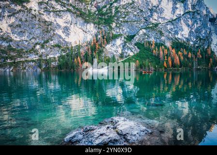 Pragser See, Südtirol, Italien - 01. November 2024: Einmaliges Ruderboot auf dem Pragser Wildsee oder Pragser Pragser Wildsee in den Dolomiten Stockfoto