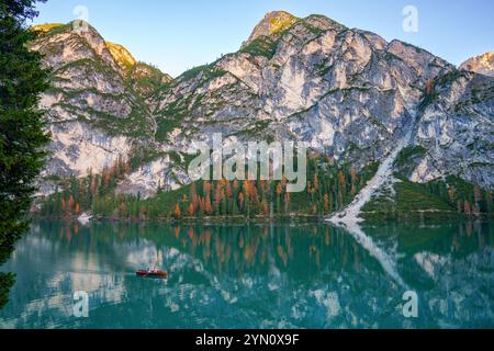 Pragser See, Südtirol, Italien - 01. November 2024: Einmaliges Ruderboot auf dem Pragser Wildsee oder Pragser Pragser Wildsee in den Dolomiten Stockfoto