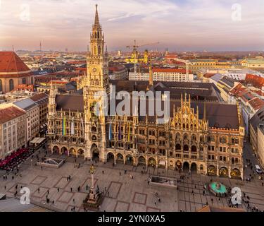 Ariel-Blick auf Münchens Neues Rathaus, Neues Rathaus und Marienplatz bei Sonnenuntergang vom Peterskirchenturm. Stockfoto