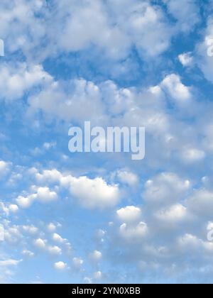 Weiße, flauschige Wolken am hellblauen Himmel Stockfoto