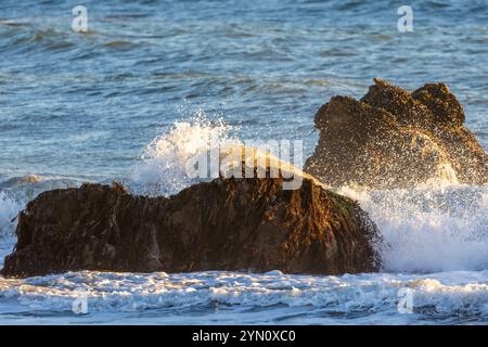 Wunderschöner Sonnenuntergang über dem Meer vom El Pescador State Beach in Südkalifornien aus gesehen Stockfoto