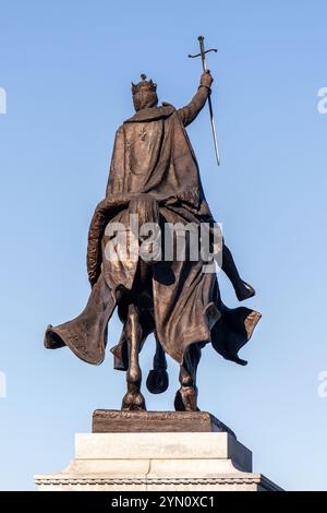 ST. LOUIS, MISSOURI USA - 5. OKTOBER 2024: Eine Statue von König Ludwig IX. Von Frankreich, vor dem St. Louis Art Museum im Forest Park. Stockfoto