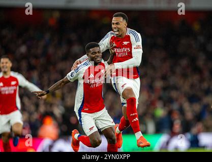 (241124) -- LONDON, 24. November 2024 (Xinhua) -- Thomas Partey (L) von Arsenal feiert mit seinem Teamkollegen Gabriel Magalhaes, nachdem er am 23. November 2024 während des englischen Premier League-Spiels zwischen Arsenal und Nottingham Forest in London, Großbritannien, das zweite Tor erzielte. (XINHUA) NUR FÜR REDAKTIONELLE ZWECKE. NICHT ZUM VERKAUF FÜR MARKETING- ODER WERBEKAMPAGNEN. KEINE VERWENDUNG MIT NICHT AUTORISIERTEN AUDIO-, VIDEO-, DATEN-, REGALLISTEN, CLUB-/LEAGUE-LOGOS ODER LIVE-DIENSTEN. ONLINE-IN-MATCH-NUTZUNG AUF 45 BILDER BESCHRÄNKT, KEINE VIDETEMULATION. KEINE VERWENDUNG BEI WETTEN, SPIELEN ODER PUBLIKATIONEN FÜR EINZELNE CLUBS/LIGA/SPIELER. Stockfoto