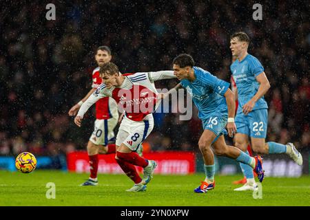 (241124) – LONDON, 24. November 2024 (Xinhua) – Arsenals Martin Odegaard (Front L) wird vom Nottingham Forest-Spieler Nicolas Dominguez (Front R) während des englischen Premier League-Spiels zwischen Arsenal und Nottingham Forest am 23. November 2024 zurückgezogen. (XINHUA) NUR FÜR REDAKTIONELLE ZWECKE. NICHT ZUM VERKAUF FÜR MARKETING- ODER WERBEKAMPAGNEN. KEINE VERWENDUNG MIT NICHT AUTORISIERTEN AUDIO-, VIDEO-, DATEN-, REGALLISTEN, CLUB-/LEAGUE-LOGOS ODER LIVE-DIENSTEN. ONLINE-IN-MATCH-NUTZUNG AUF 45 BILDER BESCHRÄNKT, KEINE VIDETEMULATION. KEINE VERWENDUNG BEI WETTEN, SPIELEN ODER PUBLIKATIONEN FÜR EINZELNE CLUBS/LIGA/SPIELER. Stockfoto