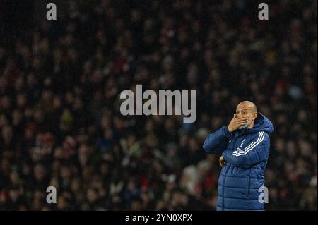 (241124) -- LONDON, 24. November 2024 (Xinhua) -- Nottingham Forsts Cheftrainer Nuno Espirito Santo reagiert während des englischen Premier League-Spiels zwischen Arsenal und Nottingham Forest am 23. November 2024 in London. (XINHUA) NUR FÜR REDAKTIONELLE ZWECKE. NICHT ZUM VERKAUF FÜR MARKETING- ODER WERBEKAMPAGNEN. KEINE VERWENDUNG MIT NICHT AUTORISIERTEN AUDIO-, VIDEO-, DATEN-, REGALLISTEN, CLUB-/LEAGUE-LOGOS ODER LIVE-DIENSTEN. ONLINE-IN-MATCH-NUTZUNG AUF 45 BILDER BESCHRÄNKT, KEINE VIDETEMULATION. KEINE VERWENDUNG BEI WETTEN, SPIELEN ODER PUBLIKATIONEN FÜR EINZELNE CLUBS/LIGA/SPIELER. Stockfoto