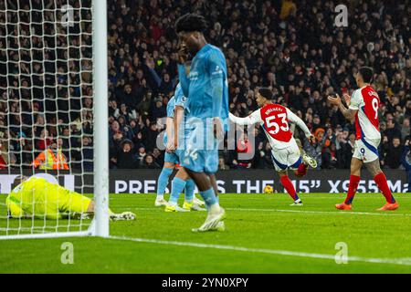 (241124) -- LONDON, 24. November 2024 (Xinhua) -- Arsenals Ethan Nwaneri feiert, nachdem er am 23. November 2024 beim englischen Premier League-Spiel zwischen Arsenal und Nottingham Forest in London einen Treffer erzielt hat. (XINHUA) NUR FÜR REDAKTIONELLE ZWECKE. NICHT ZUM VERKAUF FÜR MARKETING- ODER WERBEKAMPAGNEN. KEINE VERWENDUNG MIT NICHT AUTORISIERTEN AUDIO-, VIDEO-, DATEN-, REGALLISTEN, CLUB-/LEAGUE-LOGOS ODER LIVE-DIENSTEN. ONLINE-IN-MATCH-NUTZUNG AUF 45 BILDER BESCHRÄNKT, KEINE VIDETEMULATION. KEINE VERWENDUNG BEI WETTEN, SPIELEN ODER PUBLIKATIONEN FÜR EINZELNE CLUBS/LIGA/SPIELER. Stockfoto