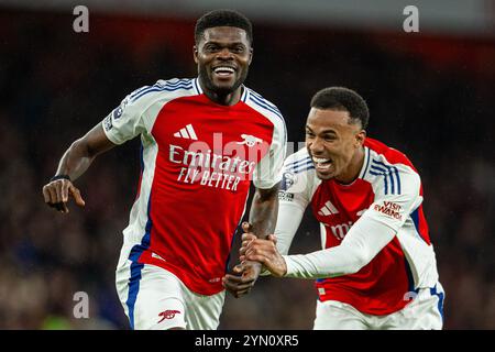 (241124) -- LONDON, 24. November 2024 (Xinhua) -- Thomas Partey (L) von Arsenal feiert mit seinem Teamkollegen Gabriel Magalhaes, nachdem er am 23. November 2024 während des englischen Premier League-Spiels zwischen Arsenal und Nottingham Forest in London, Großbritannien, das zweite Tor erzielte. (XINHUA) NUR FÜR REDAKTIONELLE ZWECKE. NICHT ZUM VERKAUF FÜR MARKETING- ODER WERBEKAMPAGNEN. KEINE VERWENDUNG MIT NICHT AUTORISIERTEN AUDIO-, VIDEO-, DATEN-, REGALLISTEN, CLUB-/LEAGUE-LOGOS ODER LIVE-DIENSTEN. ONLINE-IN-MATCH-NUTZUNG AUF 45 BILDER BESCHRÄNKT, KEINE VIDETEMULATION. KEINE VERWENDUNG BEI WETTEN, SPIELEN ODER PUBLIKATIONEN FÜR EINZELNE CLUBS/LIGA/SPIELER. Stockfoto