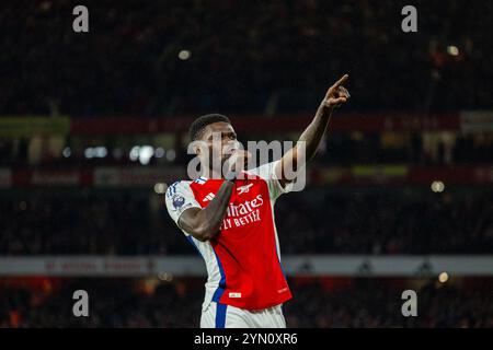 (241124) – LONDON, 24. November 2024 (Xinhua) – Thomas Partey von Arsenal feiert beim englischen Premier League-Spiel zwischen Arsenal und Nottingham Forest am 23. November 2024 in London, Großbritannien. (XINHUA) NUR FÜR REDAKTIONELLE ZWECKE. NICHT ZUM VERKAUF FÜR MARKETING- ODER WERBEKAMPAGNEN. KEINE VERWENDUNG MIT NICHT AUTORISIERTEN AUDIO-, VIDEO-, DATEN-, REGALLISTEN, CLUB-/LEAGUE-LOGOS ODER LIVE-DIENSTEN. ONLINE-IN-MATCH-NUTZUNG AUF 45 BILDER BESCHRÄNKT, KEINE VIDETEMULATION. KEINE VERWENDUNG BEI WETTEN, SPIELEN ODER PUBLIKATIONEN FÜR EINZELNE CLUBS/LIGA/SPIELER. Stockfoto