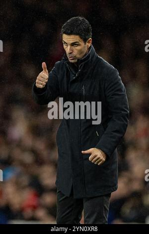 (241124) -- LONDON, 24. November 2024 (Xinhua) -- Arsenals Manager Mikel Arteta Gesten während des englischen Premier League-Spiels zwischen Arsenal und Nottingham Forest in London, Großbritannien, am 23. November 2024. (XINHUA) NUR FÜR REDAKTIONELLE ZWECKE. NICHT ZUM VERKAUF FÜR MARKETING- ODER WERBEKAMPAGNEN. KEINE VERWENDUNG MIT NICHT AUTORISIERTEN AUDIO-, VIDEO-, DATEN-, REGALLISTEN, CLUB-/LEAGUE-LOGOS ODER LIVE-DIENSTEN. ONLINE-IN-MATCH-NUTZUNG AUF 45 BILDER BESCHRÄNKT, KEINE VIDETEMULATION. KEINE VERWENDUNG BEI WETTEN, SPIELEN ODER PUBLIKATIONEN FÜR EINZELNE CLUBS/LIGA/SPIELER. Stockfoto