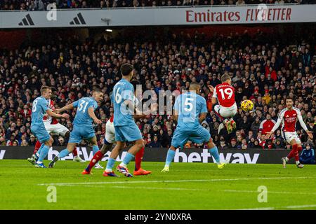 (241124) – LONDON, 24. November 2024 (Xinhua) – Arsenals Bukayo Saka (2. L) schießt am 23. November 2024 im englischen Premier League-Spiel zwischen Arsenal und Nottingham Forest in London, Großbritannien. (XINHUA) NUR FÜR REDAKTIONELLE ZWECKE. NICHT ZUM VERKAUF FÜR MARKETING- ODER WERBEKAMPAGNEN. KEINE VERWENDUNG MIT NICHT AUTORISIERTEN AUDIO-, VIDEO-, DATEN-, REGALLISTEN, CLUB-/LEAGUE-LOGOS ODER LIVE-DIENSTEN. ONLINE-IN-MATCH-NUTZUNG AUF 45 BILDER BESCHRÄNKT, KEINE VIDETEMULATION. KEINE VERWENDUNG BEI WETTEN, SPIELEN ODER PUBLIKATIONEN FÜR EINZELNE CLUBS/LIGA/SPIELER. Stockfoto