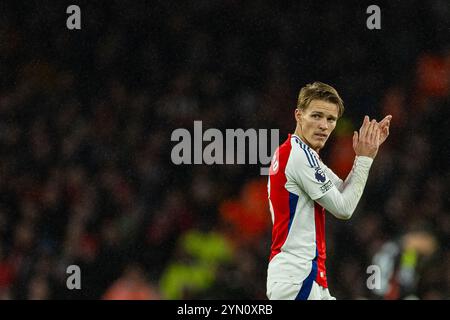 (241124) -- LONDON, 24. November 2024 (Xinhua) -- Martin Odegaard von Arsenal applaudiert den Anhängern, als er am 23. November 2024 während des englischen Premier League-Spiels zwischen Arsenal und Nottingham Forest in London ersetzt wird. (XINHUA) NUR FÜR REDAKTIONELLE ZWECKE. NICHT ZUM VERKAUF FÜR MARKETING- ODER WERBEKAMPAGNEN. KEINE VERWENDUNG MIT NICHT AUTORISIERTEN AUDIO-, VIDEO-, DATEN-, REGALLISTEN, CLUB-/LEAGUE-LOGOS ODER LIVE-DIENSTEN. ONLINE-IN-MATCH-NUTZUNG AUF 45 BILDER BESCHRÄNKT, KEINE VIDETEMULATION. KEINE VERWENDUNG BEI WETTEN, SPIELEN ODER PUBLIKATIONEN FÜR EINZELNE CLUBS/LIGA/SPIELER. Stockfoto