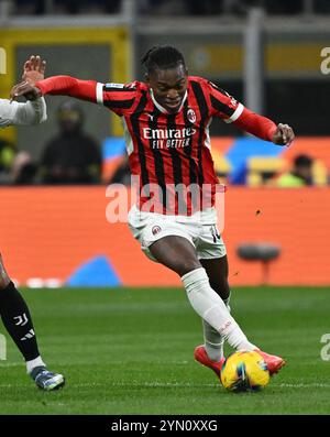 Mailand, Italien. November 2024. Rafael Leao kontrolliert den Ball während eines Fußballspiels der Serie A zwischen dem AC Mailand und Juventus am 23. November 2024 in Mailand. Quelle: Alberto Lingria/Xinhua/Alamy Live News Stockfoto