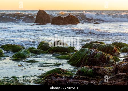 Wunderschöner Sonnenuntergang über dem Meer vom El Pescador State Beach in Südkalifornien aus gesehen Stockfoto