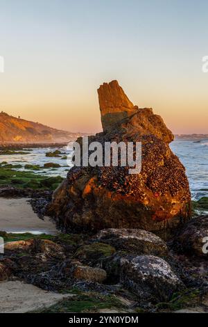 Wunderschöner Sonnenuntergang über dem Meer vom El Pescador State Beach in Südkalifornien aus gesehen Stockfoto